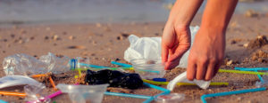 Raccogliere rifiuti dalle spiagge