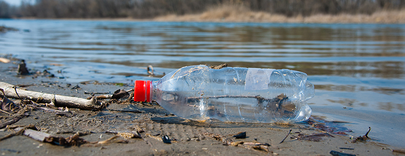 bottiglia di plastica in un fiume