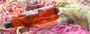 La plastica che galleggia in mare può rimanere intrappolata nelle reti dei pescherecci