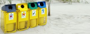 Nelle spiagge ci sono spesso i cestini per la raccolta differenziata