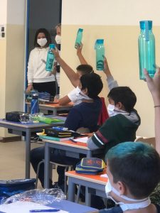 Le scuole insieme all'associazione omaggiano gli studenti di borracce BPA free