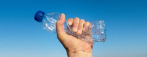 Plastic Banck vuole sensibilizzare i paesi più poveri al consumo della plastica e migliorarne la qualità di vita